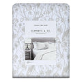 Sábana Brisna Elements & Co. sobre cama, botánico beige a lápiz sobre blanco