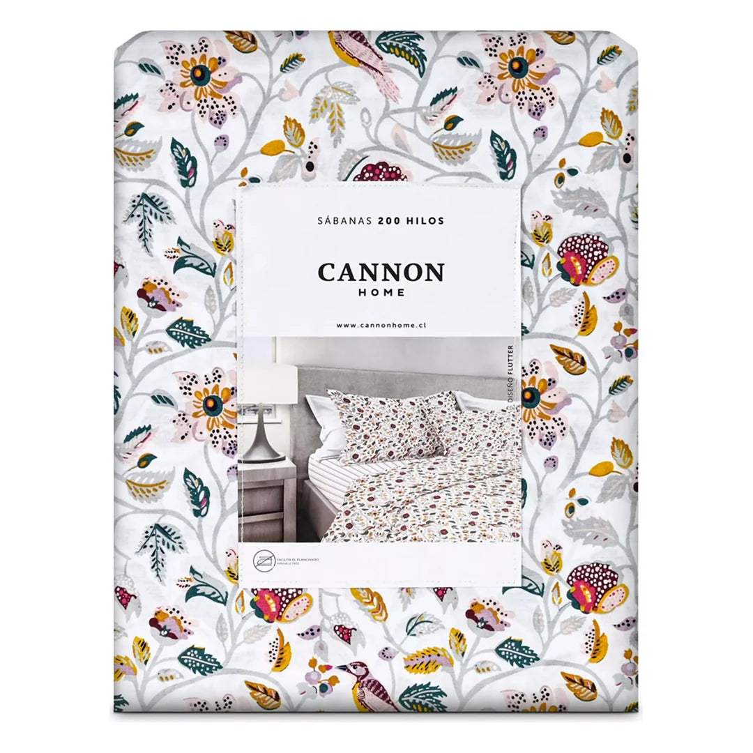 Sábana Flutter Cannon sobre cama, floral en mostaza, verde y granate sobre blanco