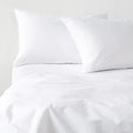 Sábana Royal Supreme 300 Hilos Blanco Cannon sobre la cama